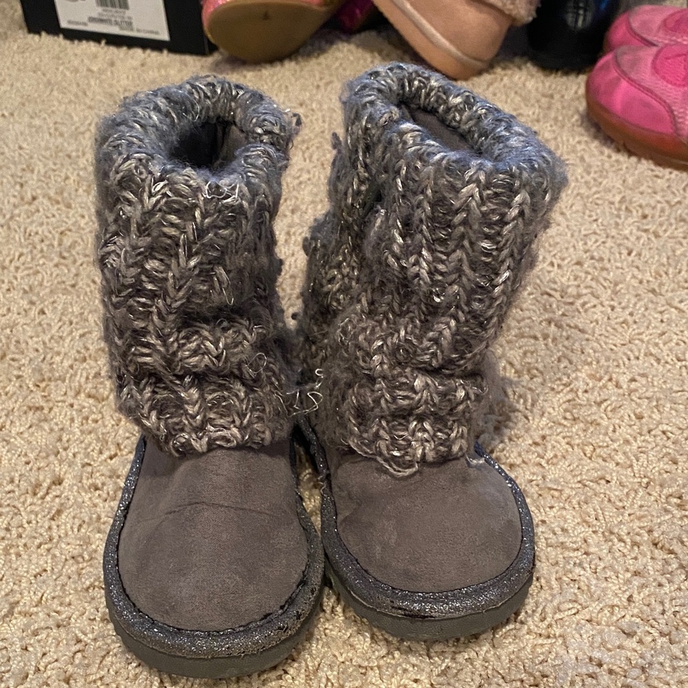 Cozy Gray Knit Kids Boots